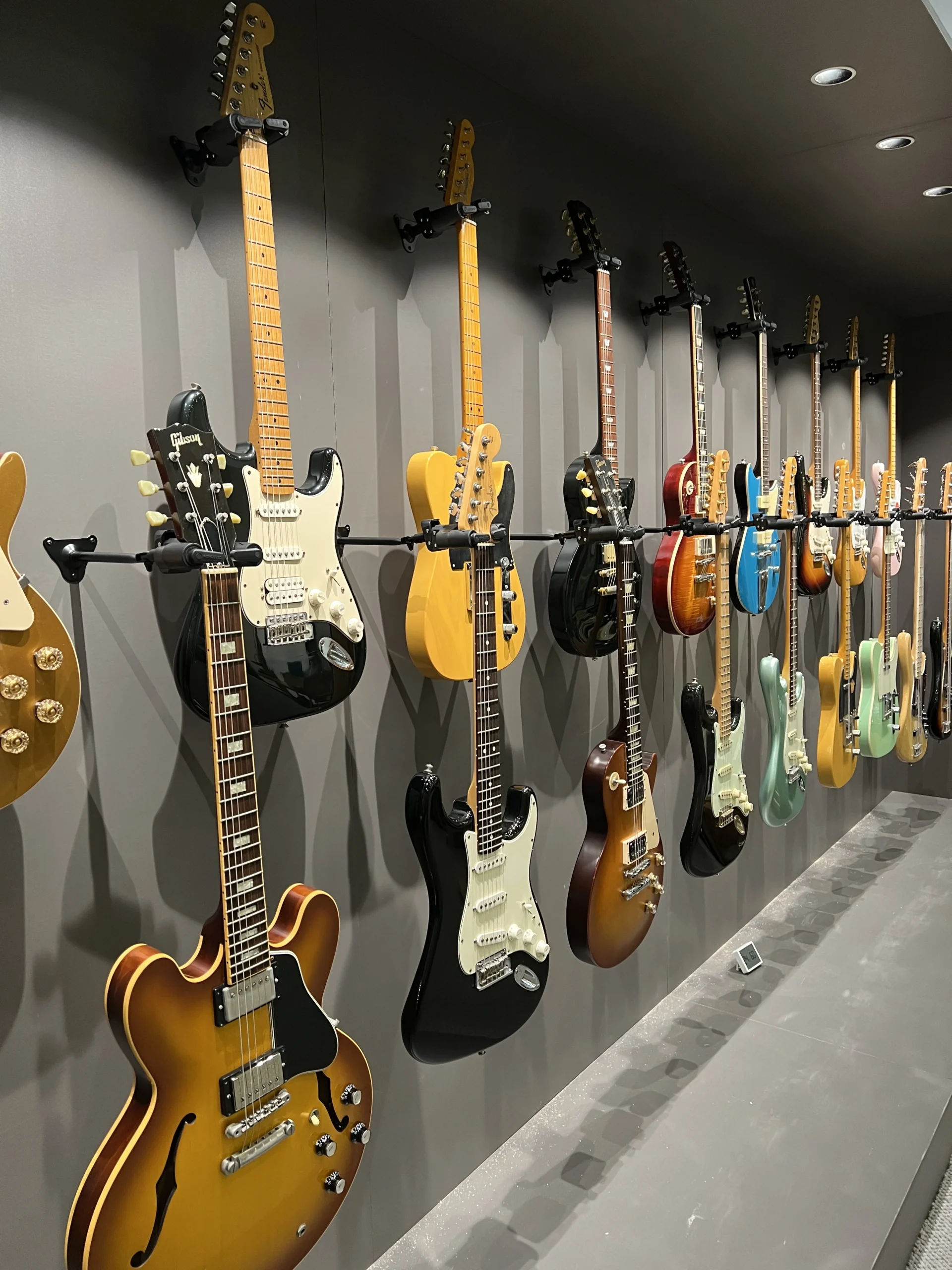 ShyGuitars 工作室内的吉他陈列空间